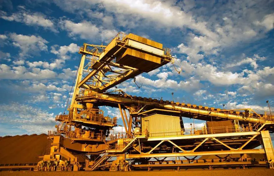 Technological innovation of linear vibrating screen breaks through bottlenecks of screen blockage and life span
